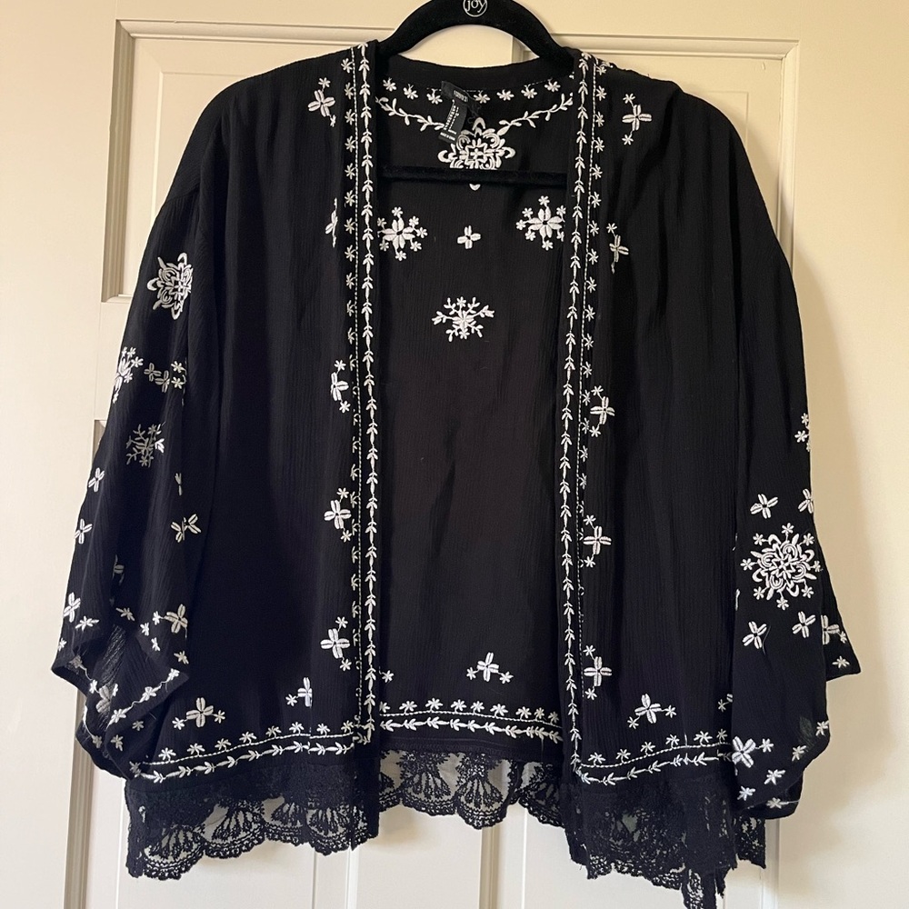 Forever 21 Women's Size S Lightweight Black Floral 3/4 Sleeve Shawl Boho